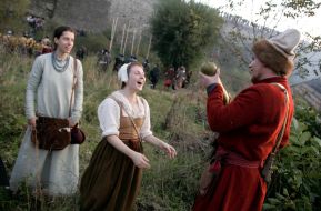 Девушка дарит воину тыкву