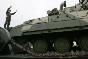 Офицер корректирует движение танка БМ «Булат»