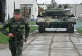 Офицер корректирует движение танка БМ «Булат»