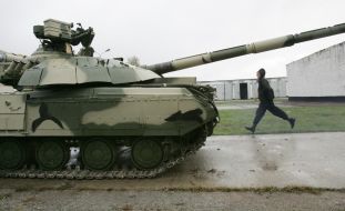 Офицер корректирует движение танка БМ «Булат»