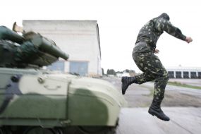 Офицер корректирует движение танка БМ «Булат»