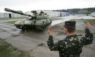 Офицер корректирует движение танка БМ «Булат»