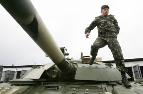 Офицер корректирует движение танка БМ «Булат»