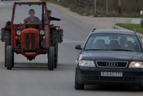 Албанці їдуть на тракторі в Митровиці