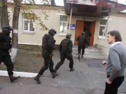 Сотрудники СБУ заходят в здание Апелляционного административного суда Киева