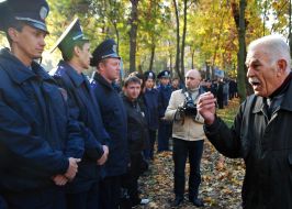 Public listening participant