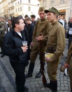 Молоді люди у формі солдатів УПА