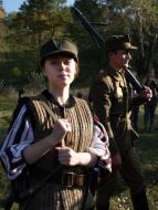 Молоді люди у формі солдатів УПА