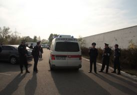 Автомобиль скорой помощи и сотрудники милиции