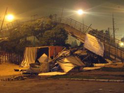 Обломки рухнувшего пешеходного моста