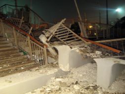 Обломки рухнувшего пешеходного моста