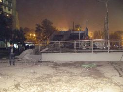 Обломки рухнувшего пешеходного моста