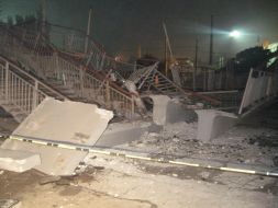 Обломки рухнувшего пешеходного моста