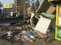 Обломки рухнувшего пешеходного моста