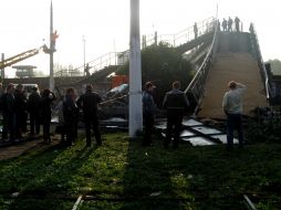 Обломки рухнувшего пешеходного моста