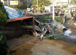 Обломки рухнувшего пешеходного моста