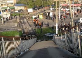 Обломки рухнувшего пешеходного моста