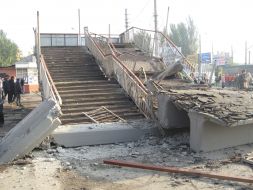 Обломки рухнувшего пешеходного моста