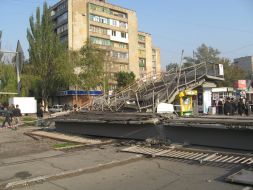 Обломки рухнувшего пешеходного моста