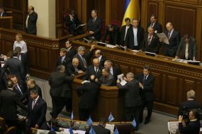 Члены фракции БЮТ блокируют трибуну и президиум парламента