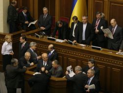 Члены фракции БЮТ блокируют трибуну и президиум парламента