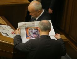 Народные депутаты читают газеты