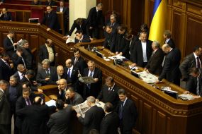 Члены фракции БЮТ блокируют трибуну и президиум парламента