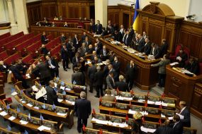 Члены фракции БЮТ блокируют трибуну и президиум парламента