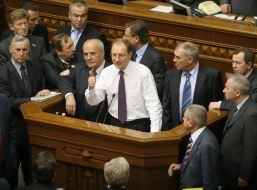 Arseniy Yatsenyuk comes forward from the tribune of parliament