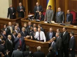 Arseniy Yatsenyuk comes forward from the tribune of parliament