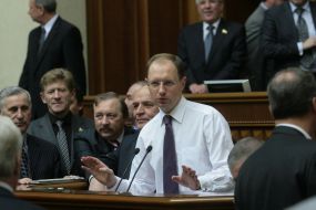 Arseniy Yatsenyuk comes forward from the tribune of parliament