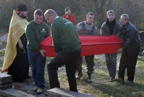 Перезахоронение останков солдат