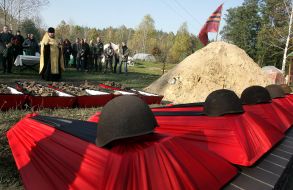 Перезахоронение останков солдат