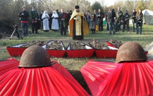 Перезахоронение останков солдат