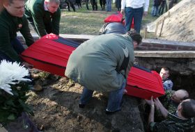 Перезахоронение останков солдат