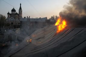 Горящая крыша здания