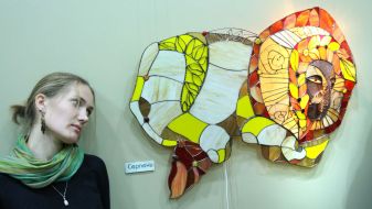 Exhibition of volume glass painting ”A carnival in town of lions”