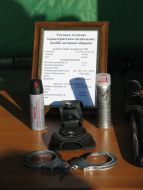 Газовые баллончики, наручники и резиновая дубинка