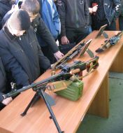 Дети осматривают оружие