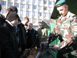 Пограничник демонстрирует пулемет