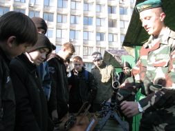 Пограничник демонстрирует пулемет