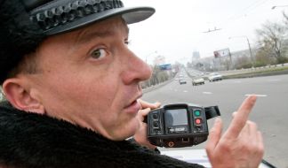 Співробітник ДАІ із вимірником швидкості «Візир»