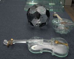 Скляний футбольний м’яч, скрипка та домбра