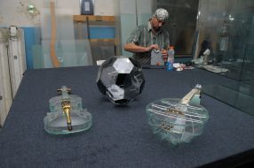 Скляний футбольний м’яч, скрипка та домбра