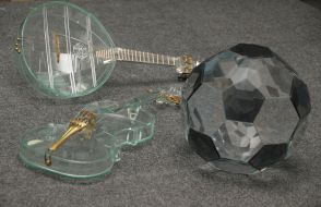 Скляний м’яч, скрипка та домбра