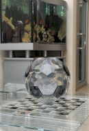 Скляний футбольний м’яч на столику для шахів