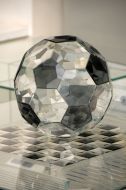 Скляний футбольний м’яч на столику для шахів