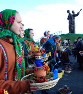 Участники церемонии открытия Мемориала памяти жертв Голодомора 1932-1933 гг.