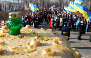 Участники церемонии открытия Мемориала памяти жертв Голодомора 1932-1933 гг.