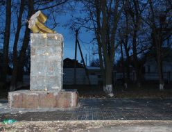 Обломки памятника Ленину